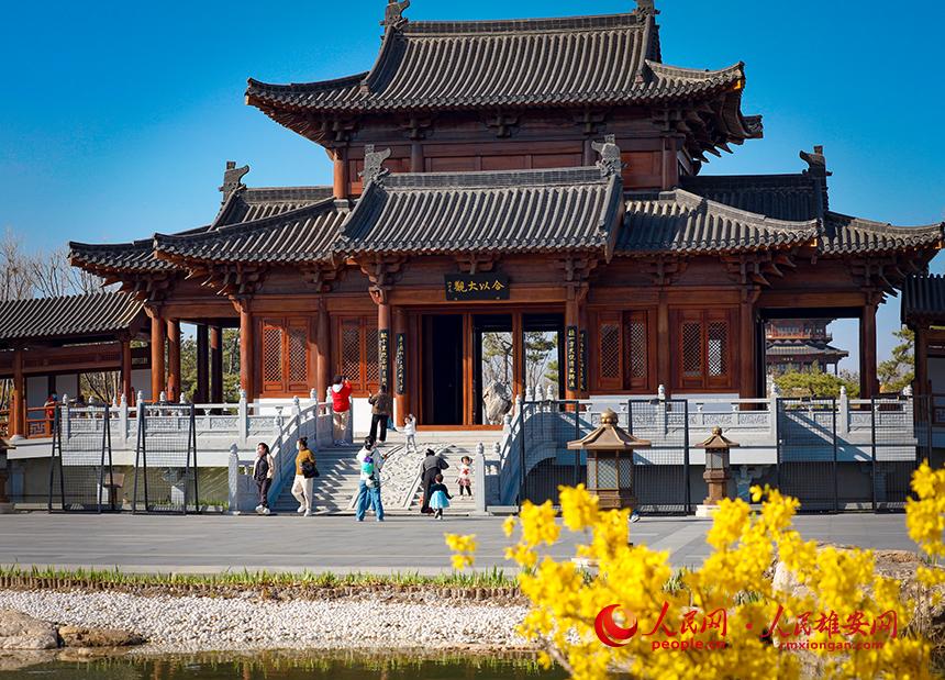 雄安悅?cè)莨珗@一角，不少家長帶著孩子前來游玩。人民網(wǎng)宋燁文攝