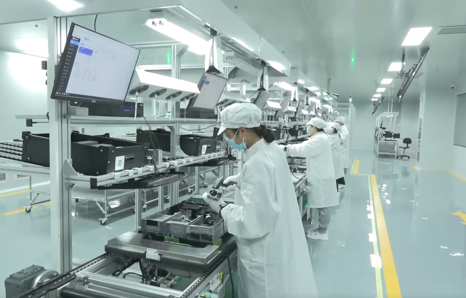 雄安新區(qū)首條信創(chuàng)產(chǎn)品數(shù)字化產(chǎn)線上，工作人員正在進(jìn)行個(gè)性化裝配。雄安百信信息科技有限公司供圖