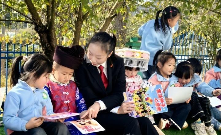 貴州惠水法院干警化身“憲法老師” 萌趣課堂播撒法治種子