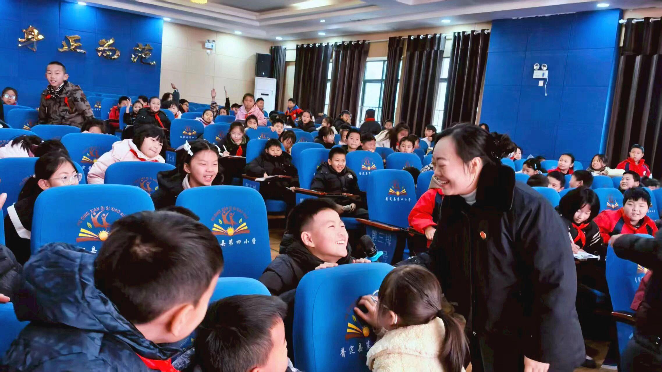 圖2  學生積極參與互動問答環(huán)節(jié).jpg