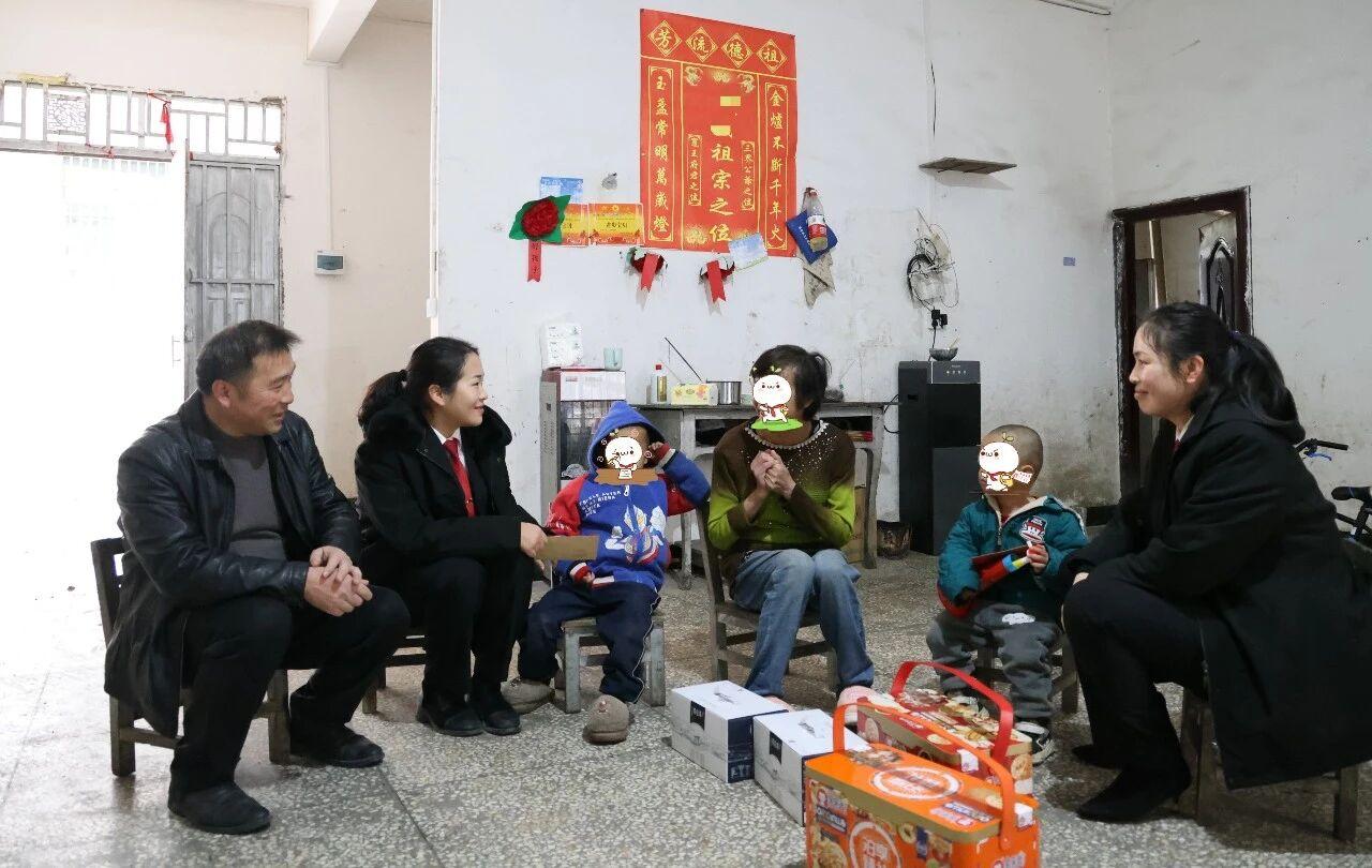 圖5 荔波法院“愛(ài)心媽媽”走訪慰問(wèn)困境、留守兒童.jpg