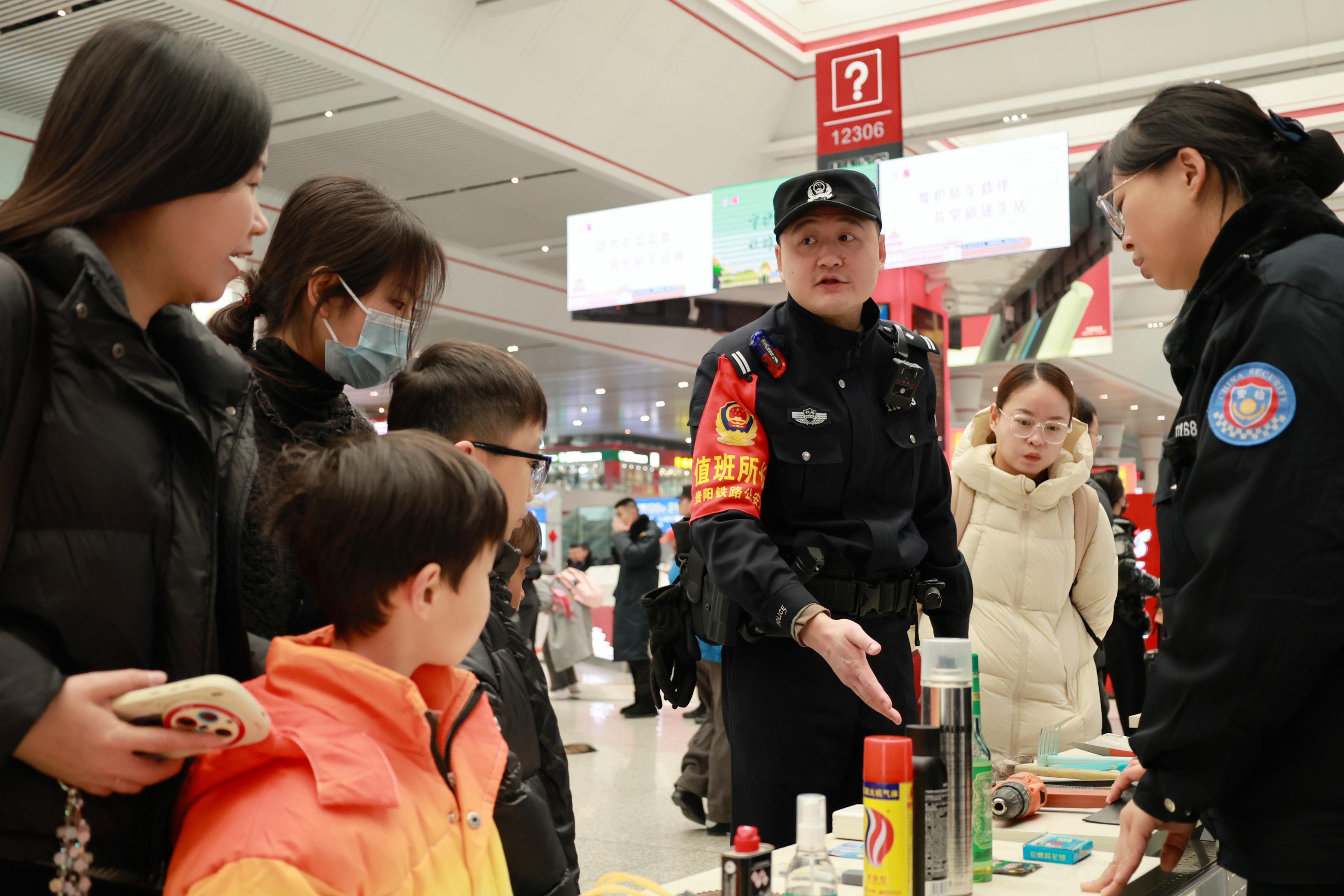 11 民警細(xì)致講解安檢禁帶、限帶物品的相關(guān)規(guī)定與常識(shí).jpg