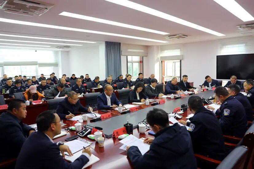 圖3 市公安局舉行黨風(fēng)政風(fēng)警風(fēng)監(jiān)督員聘任儀式?！岔樄踩诿襟w中心供圖.jpg