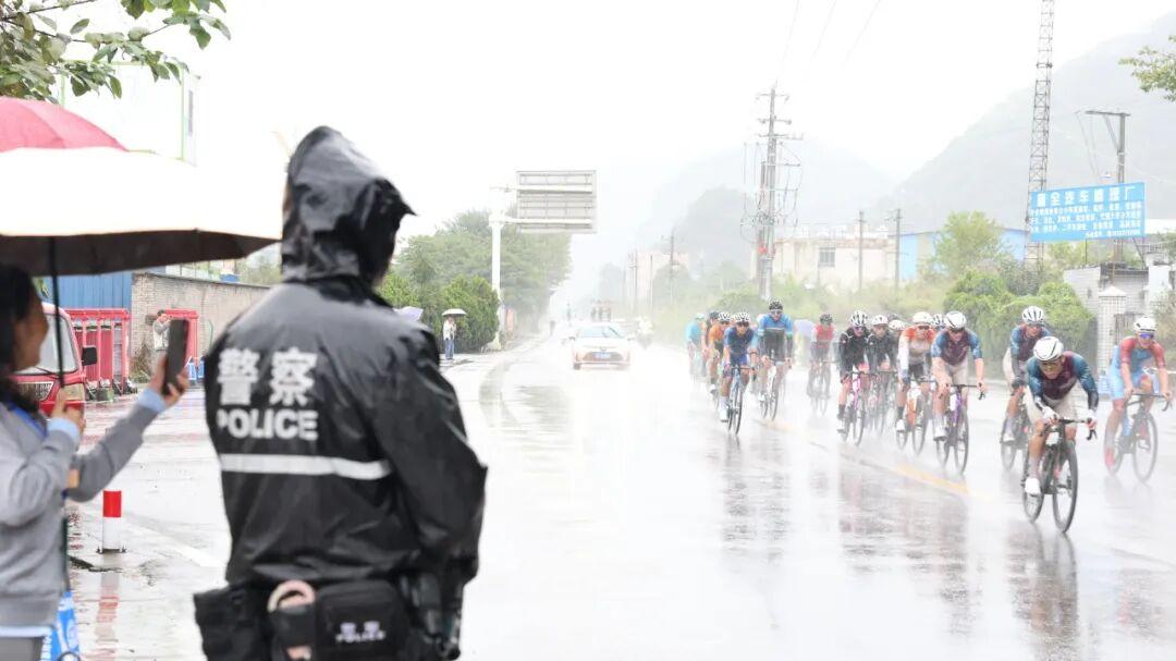 圖2 全力護(hù)航首屆環(huán)貴州公園省國(guó)際公路自行車賽。——鎮(zhèn)寧自治縣公安局供圖.jpg