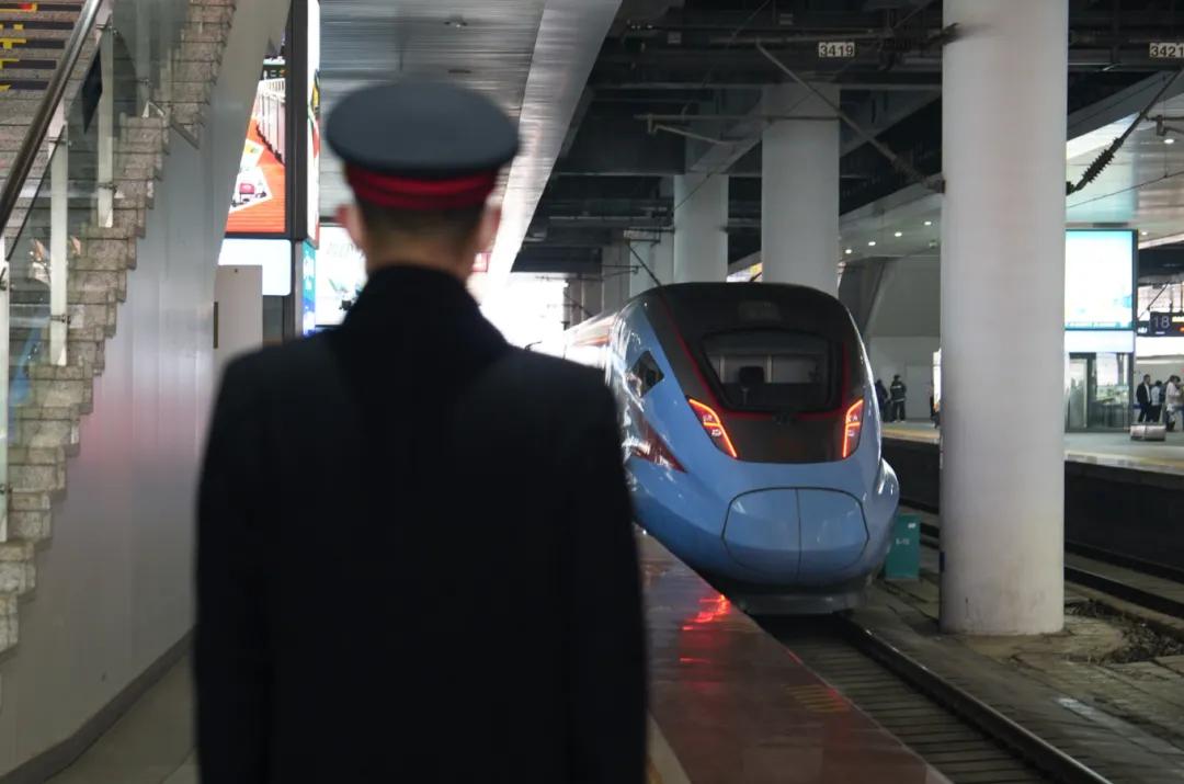 圖3 工作人員在站臺工作背影.jpg