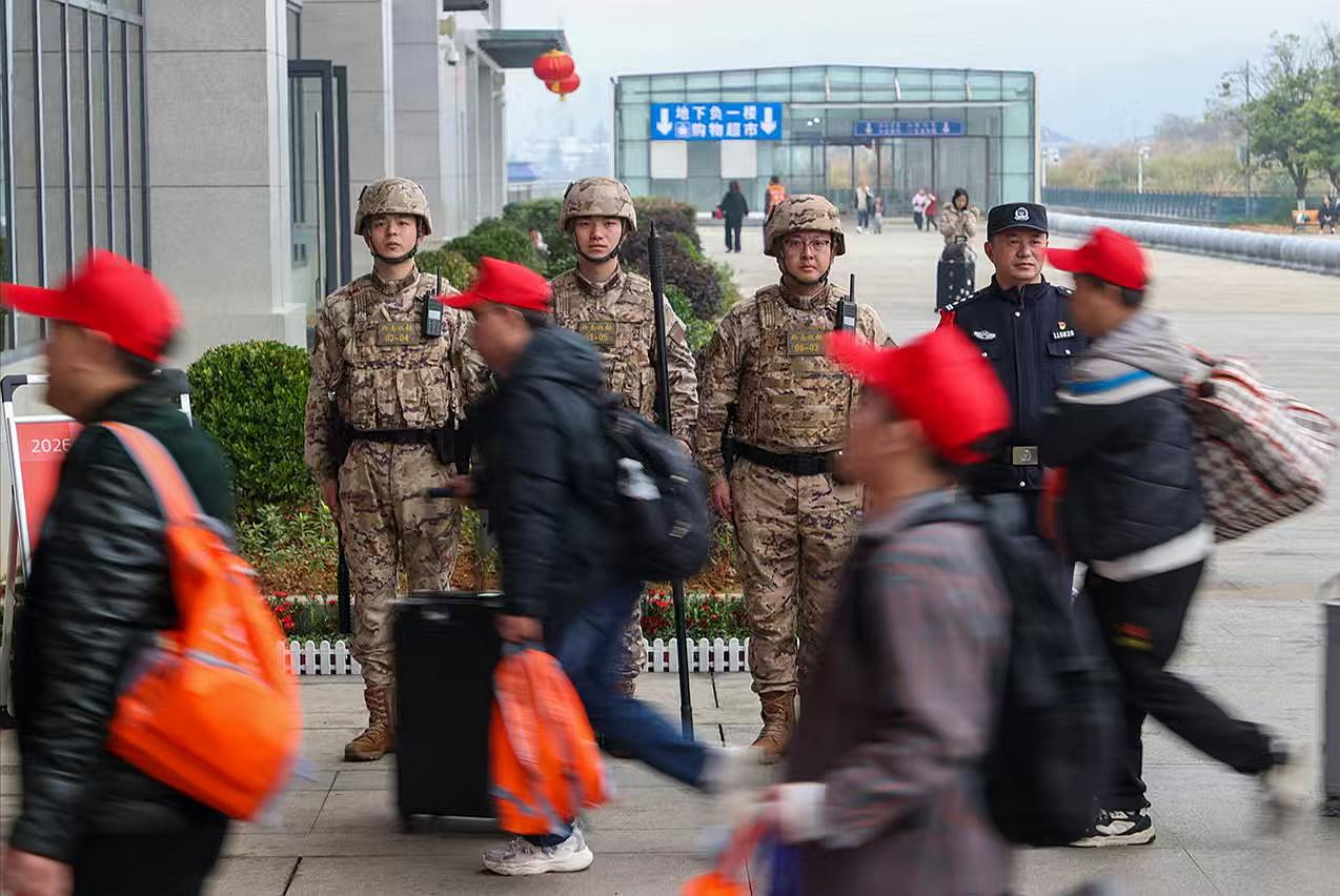 圖3駐站武警守護(hù)務(wù)工旅客有序進(jìn)站乘車。.jpg
