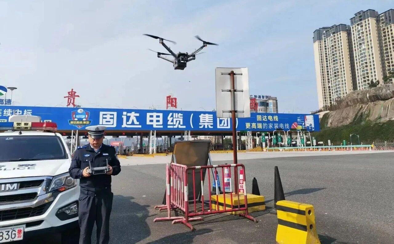 圖1  執(zhí)勤交警正使用無人機(jī)巡視路面情況.jpg