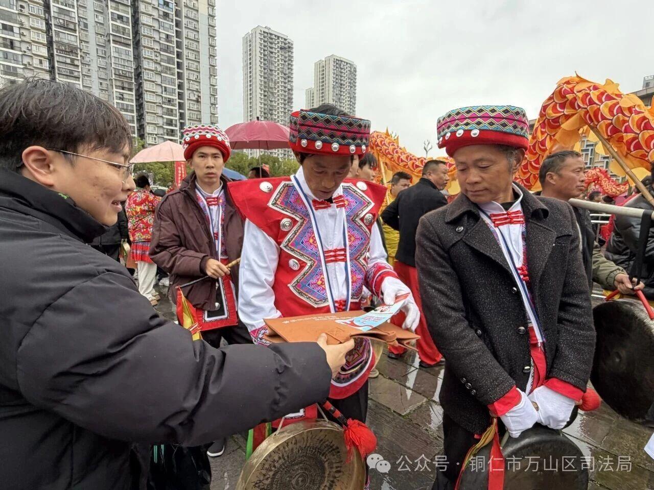 圖2 普法志愿者向巡游隊(duì)伍演員開展普法.jpg