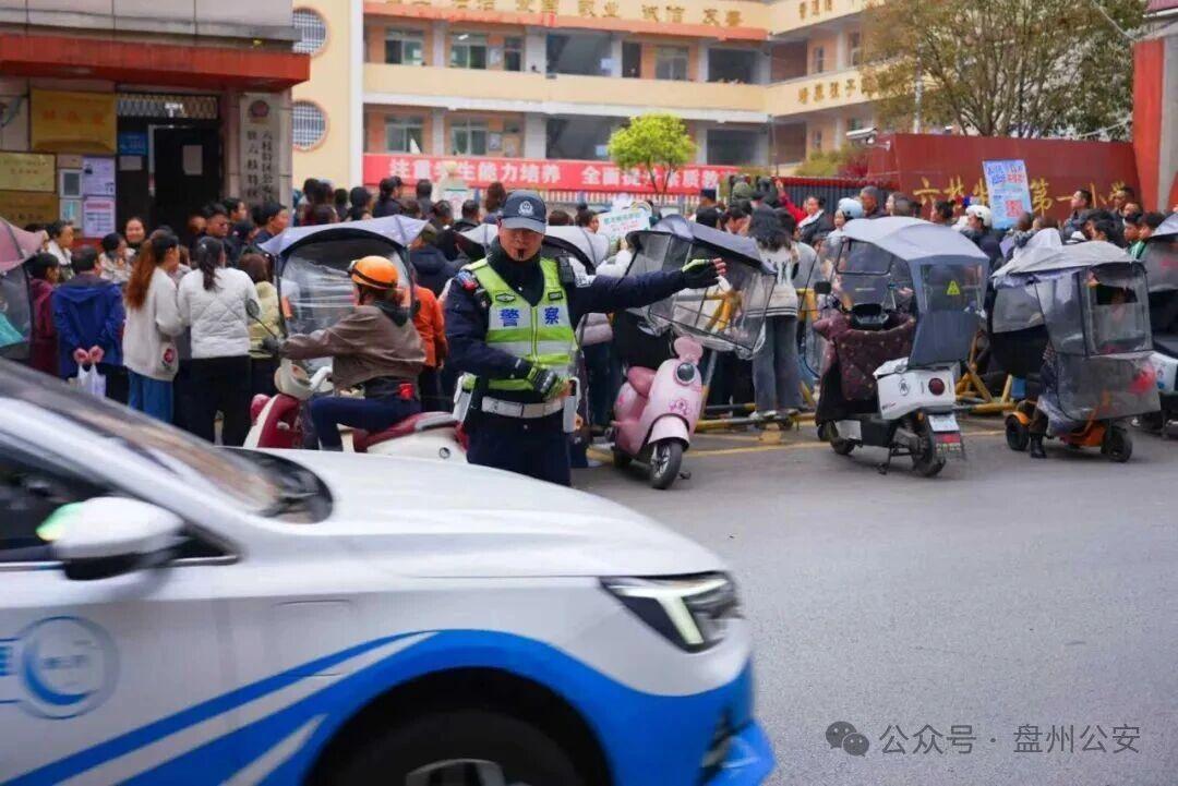 圖3  六枝公安交警在校園門口指揮交通.jpg