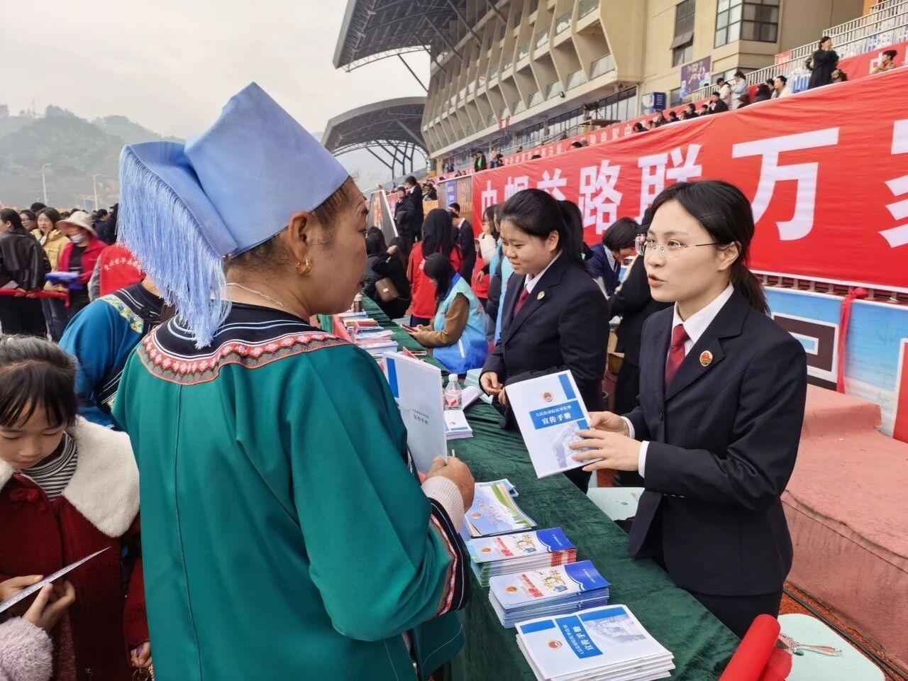 圖1 女干警向過往群眾普及法律知識(shí).jpg