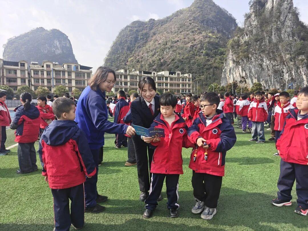 圖2 法治副校長與學生互動.jpg