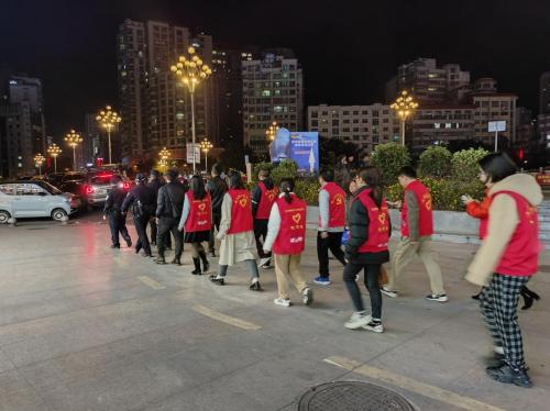 圖1 都勻市公安局文峰派出所帶領的“風信子”志愿服務隊.jpg