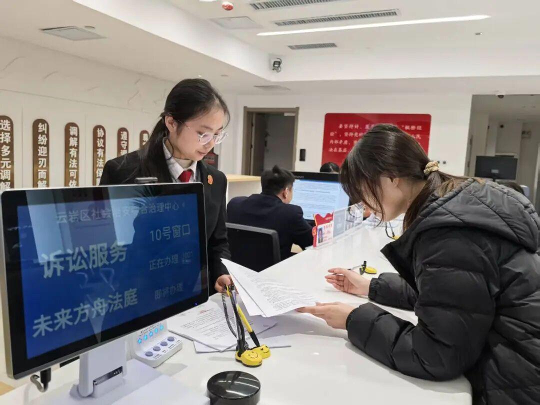 圖2 工作人員引導(dǎo)群眾辦理各類事項(xiàng).jpg