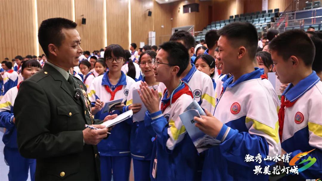 圖2 李應榮與學生互動.jpg