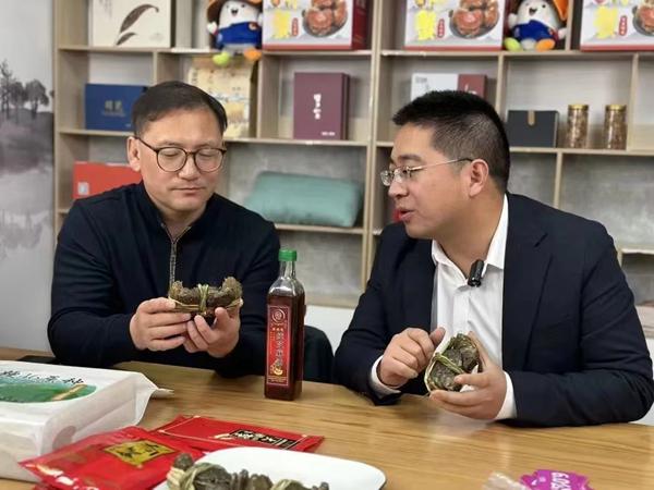 馬恒宏正在進行電商直播。雙游村供圖