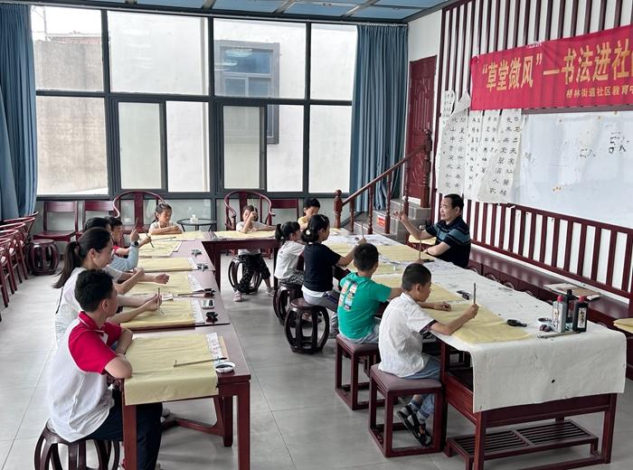 在草圣書(shū)鄉(xiāng)，本土?xí)ɡ蠋熣谥笇?dǎo)青少年學(xué)習(xí)書(shū)法。林瑛攝