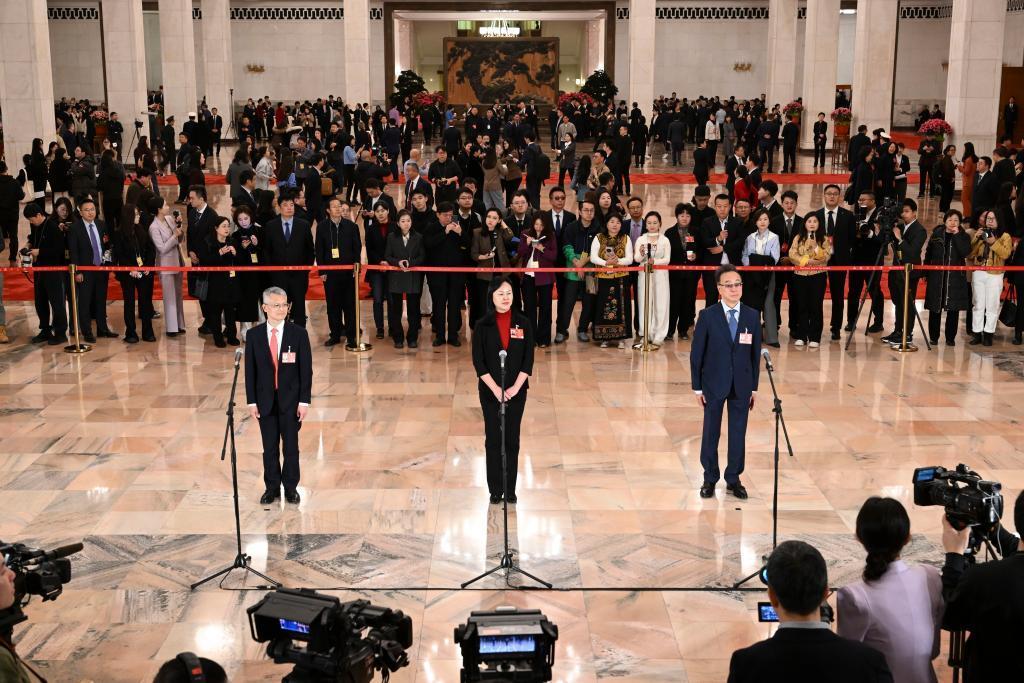 全國政協(xié)十四屆四次會議第三場“委員通道”集體采訪活動舉行