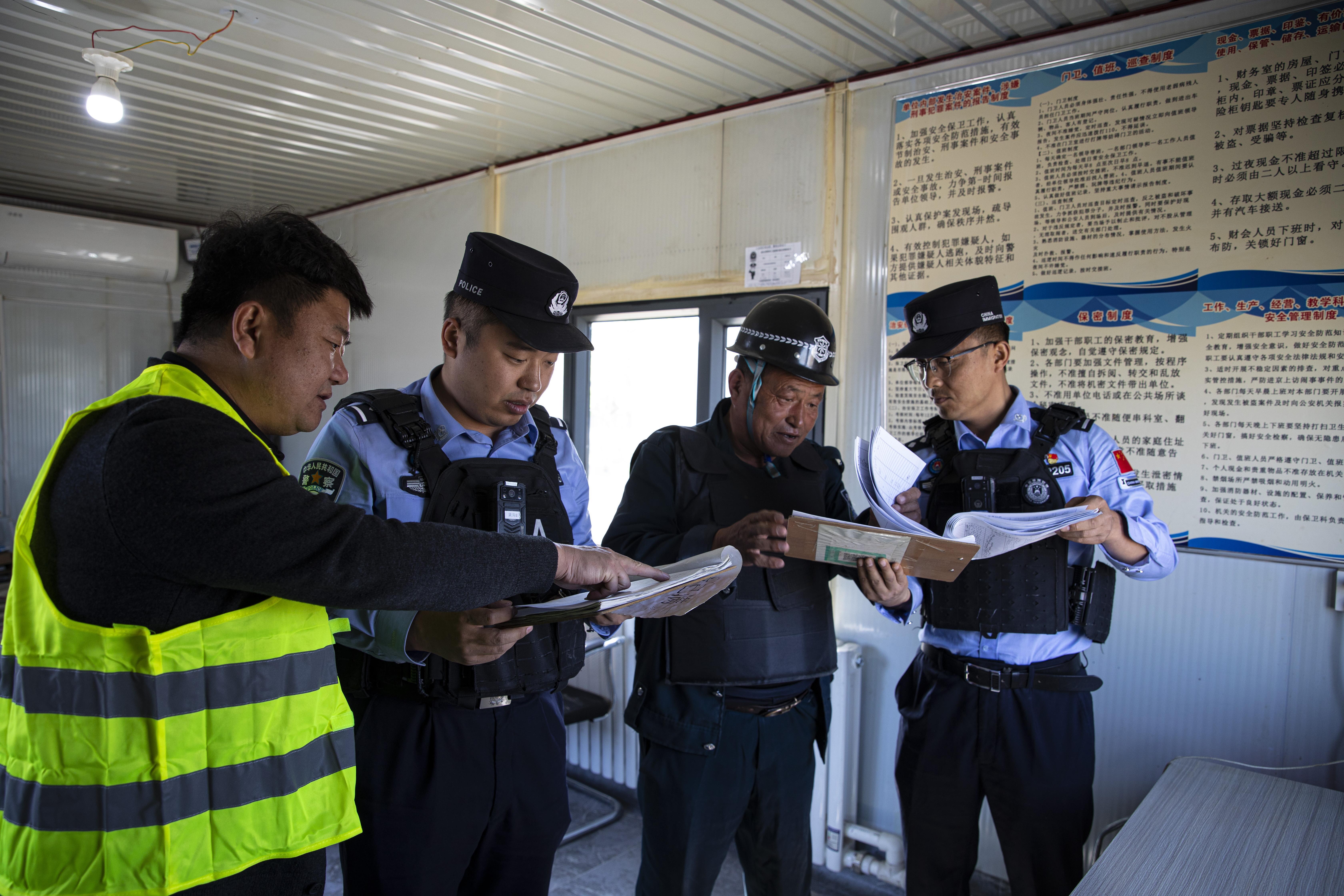 新疆霍爾果斯：戍邊民警開展口岸安全專項檢查