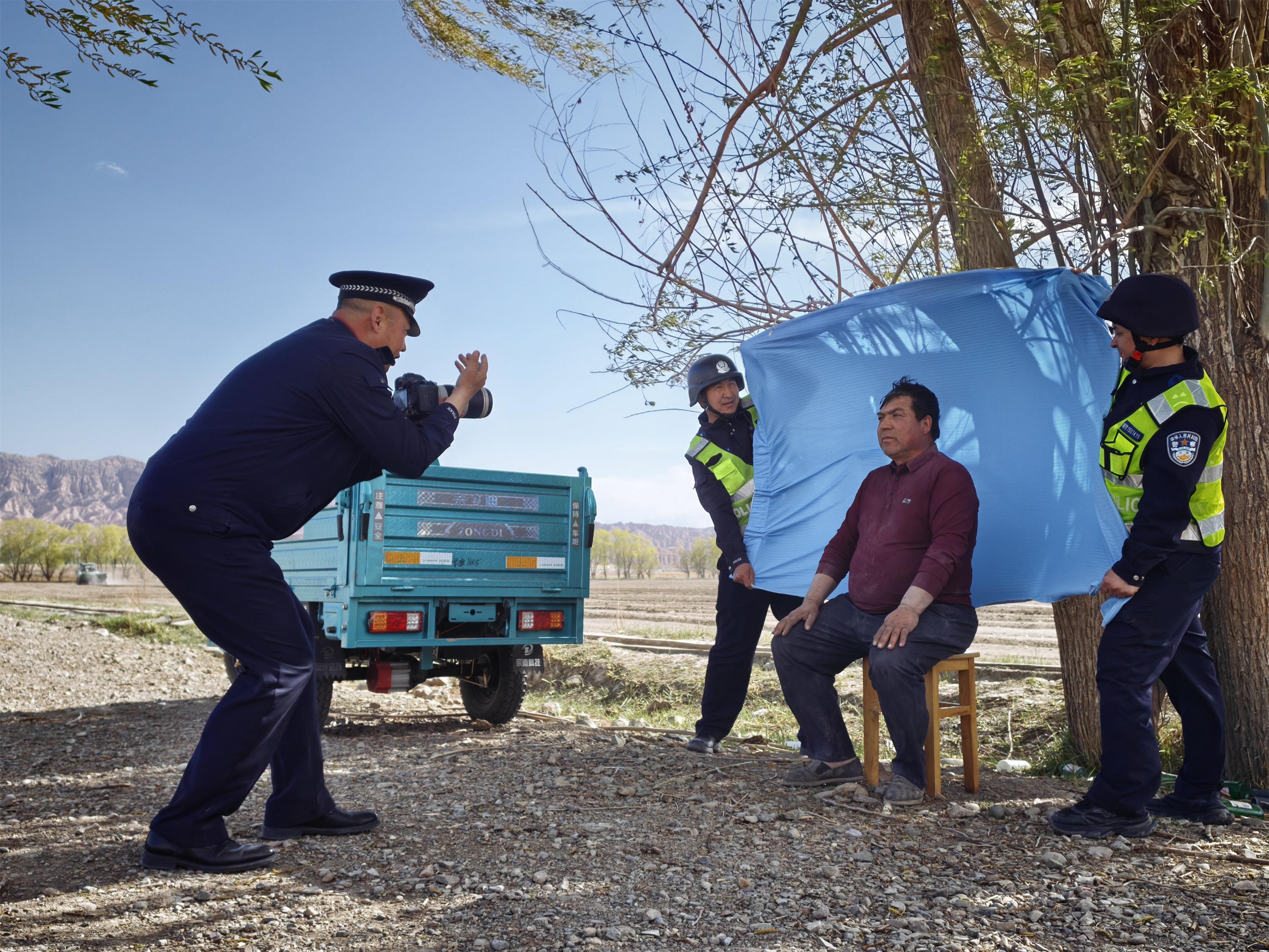 新疆烏?。禾镩g設(shè)點解民憂“牧田衛(wèi)士”護春耕