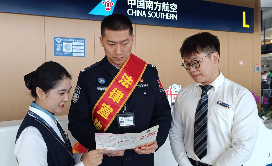 烏魯木齊出入境邊防檢查站開展“法治護航”法律宣傳活動