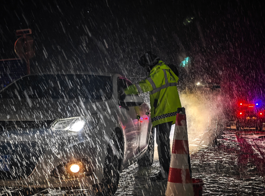 新疆烏恰：突降大雪 全警出動護航平安路