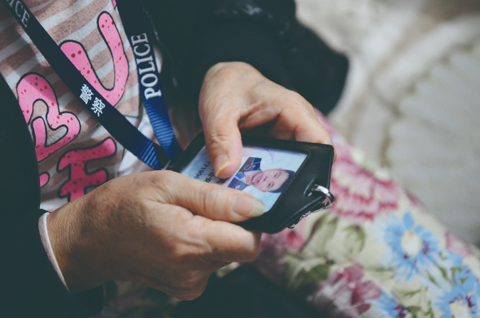 母親用這種方式懷念徐斌：把兒子的警官證帶在身上