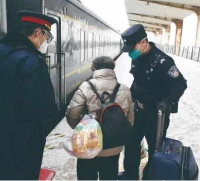 10年后，他戴上了父親的警號(hào)，開(kāi)啟了第一次春運(yùn)執(zhí)勤