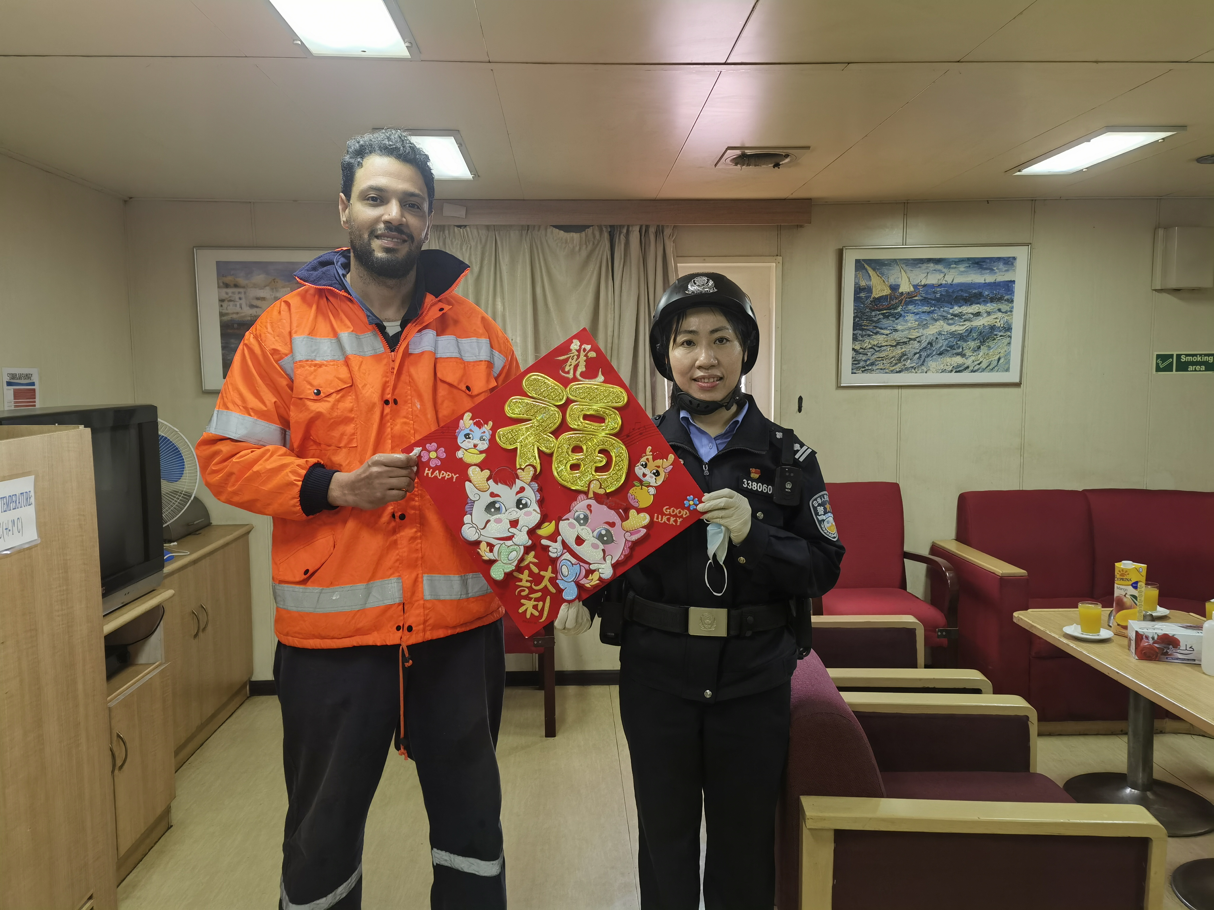 圖三為執(zhí)勤民警陳嬌外籍船舶為船員送祝福賀新春。.jpg