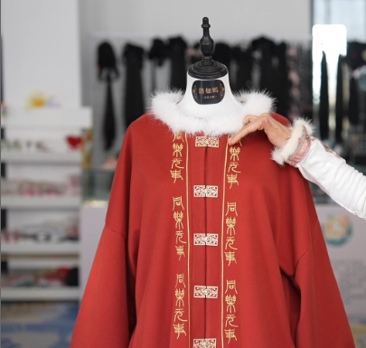 新春走基層 | 香味漢服、AI設(shè)計(jì)……漢服里的“黑科技”