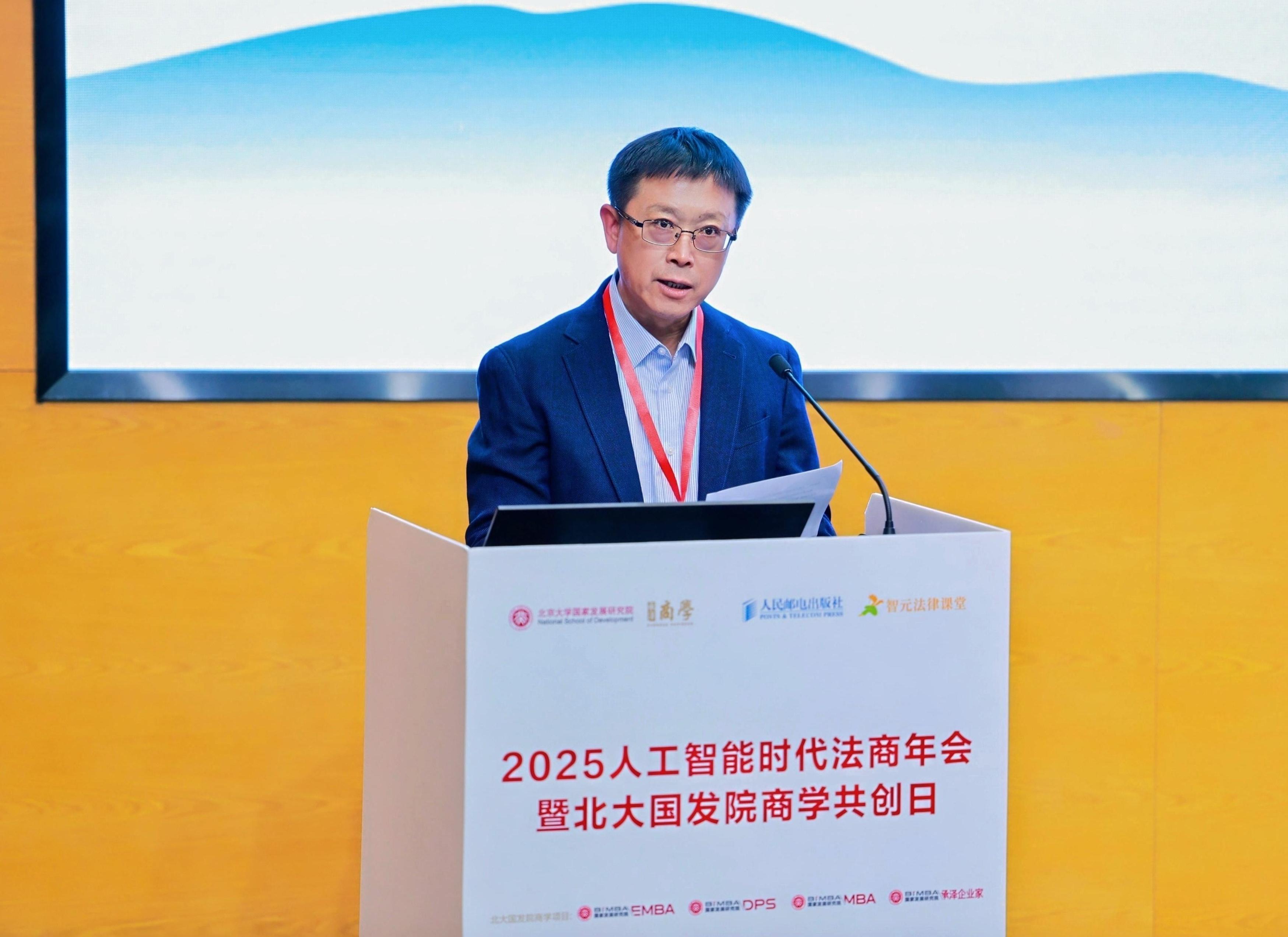 法制日?qǐng)?bào)社編委、法治網(wǎng)總裁萬(wàn)學(xué)忠在開(kāi)幕式致辭