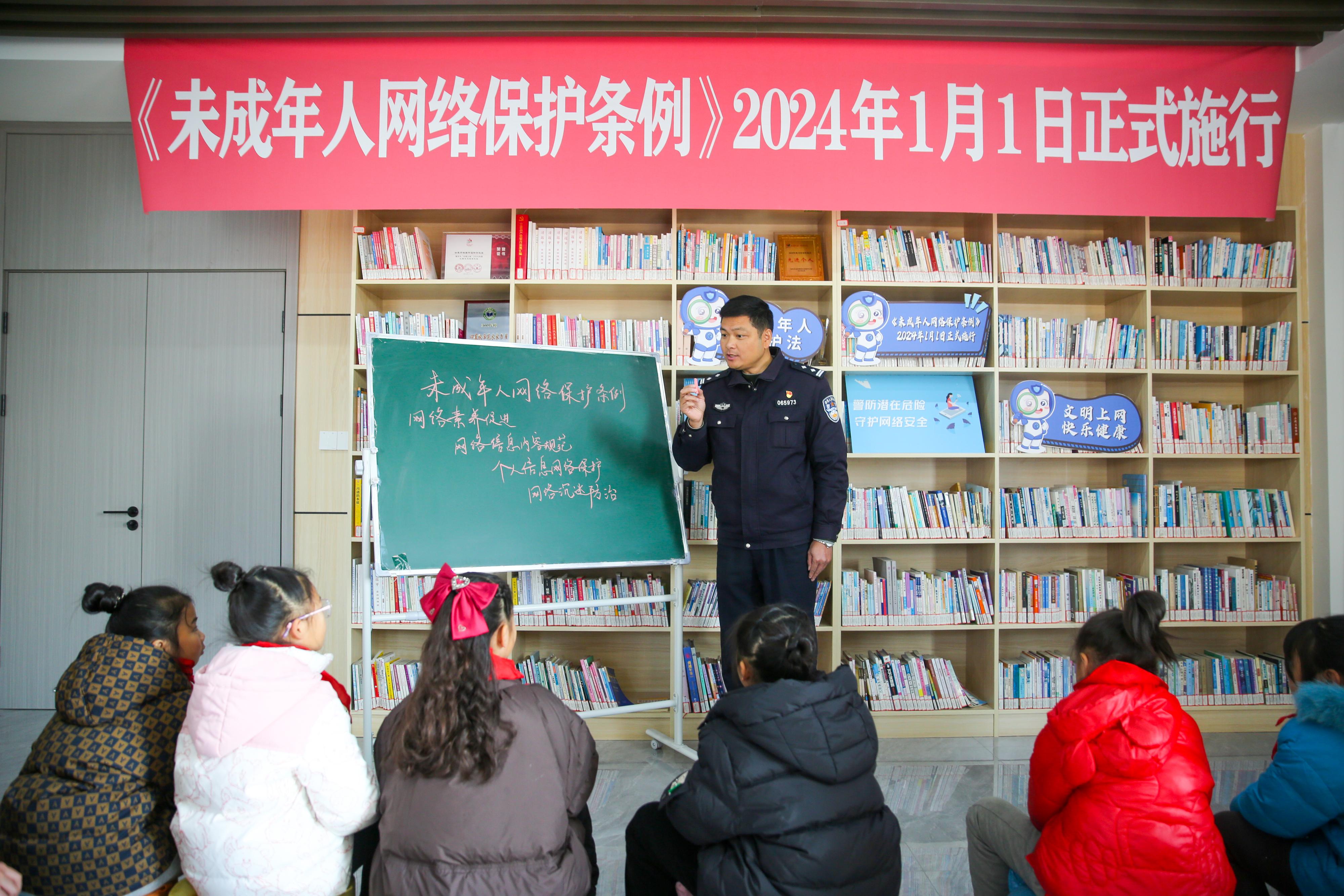 2024年1月1日，在江蘇南通如皋市城南街道新華社區(qū)農(nóng)家書屋內(nèi)，網(wǎng)絡(luò)普法志愿者向?qū)W生講解《未成年網(wǎng)絡(luò)安全保護(hù)條例》相關(guān)內(nèi)容。.jpg