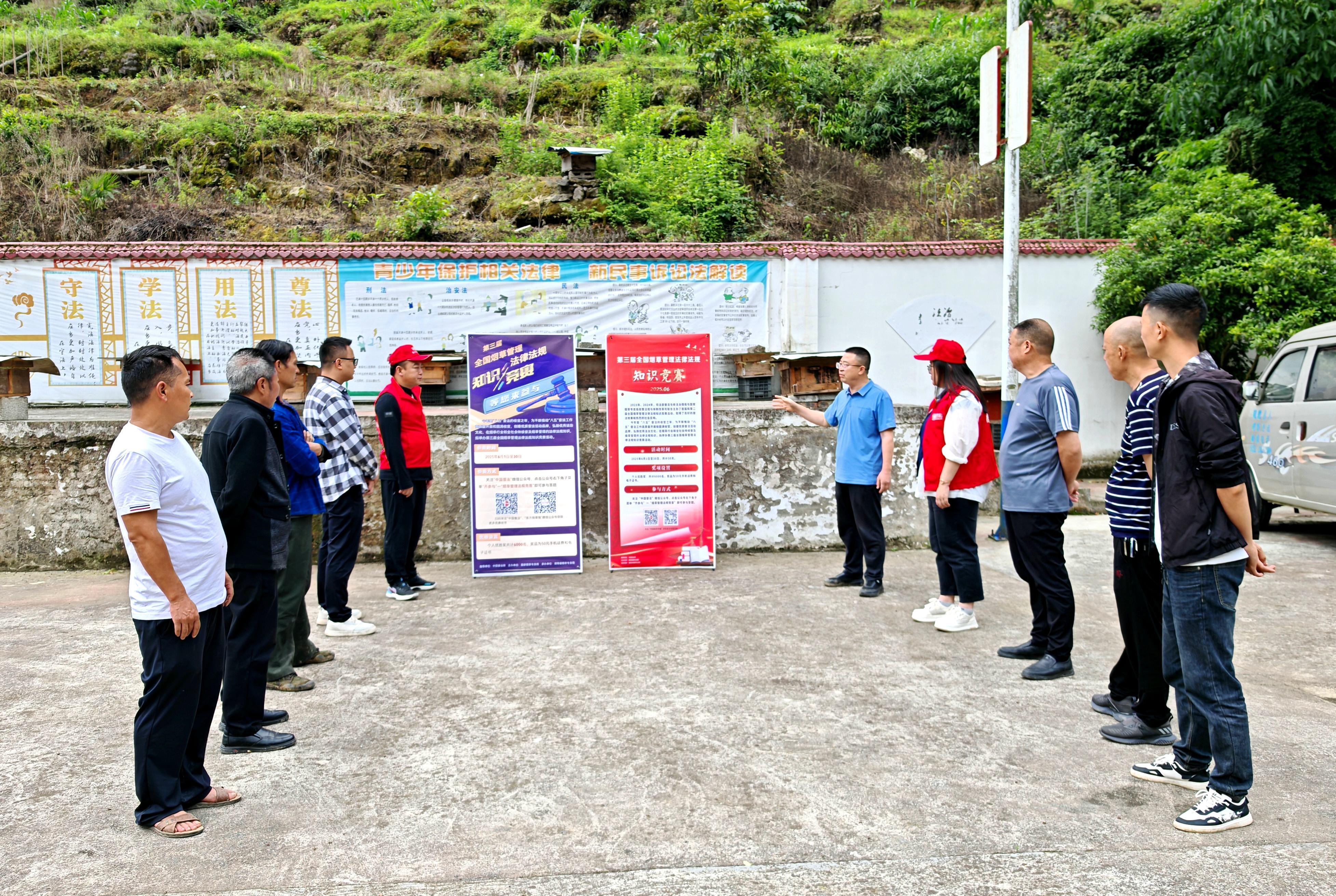 到鄉(xiāng)村開展普法宣講，發(fā)動社會公眾參與競賽答題.jpg