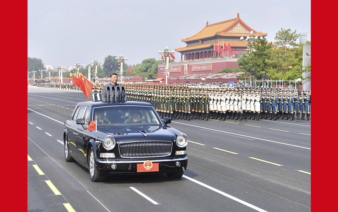 習(xí)近平檢閱受閱部隊(duì)