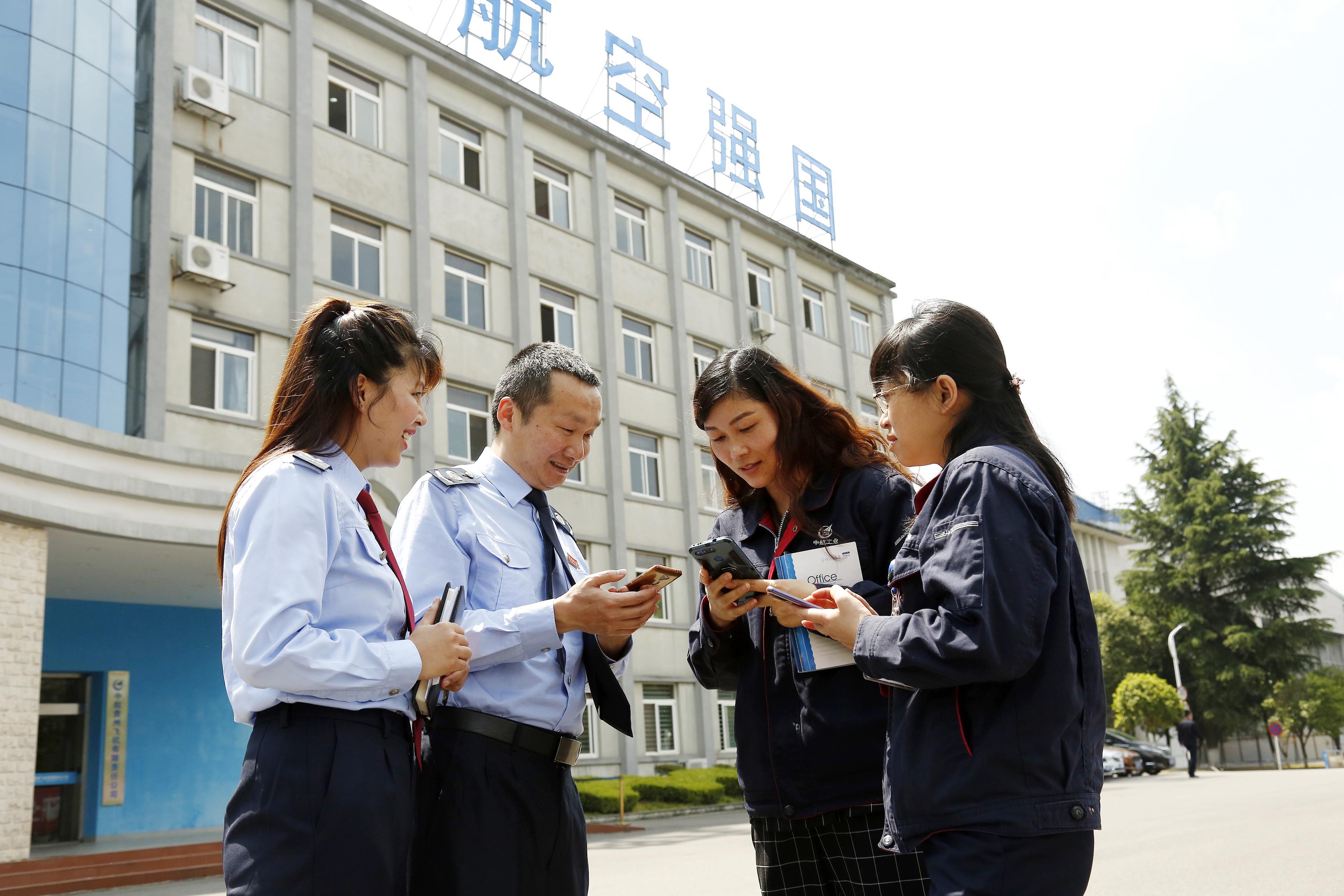 “金稅委員” 走進企業(yè)，為企業(yè)詳細解說稅務(wù)部門在減稅降費、納稅服務(wù)、助企紓困等方面的措施與成效，并專項輔導(dǎo)企業(yè)所需稅費知識。.jpg