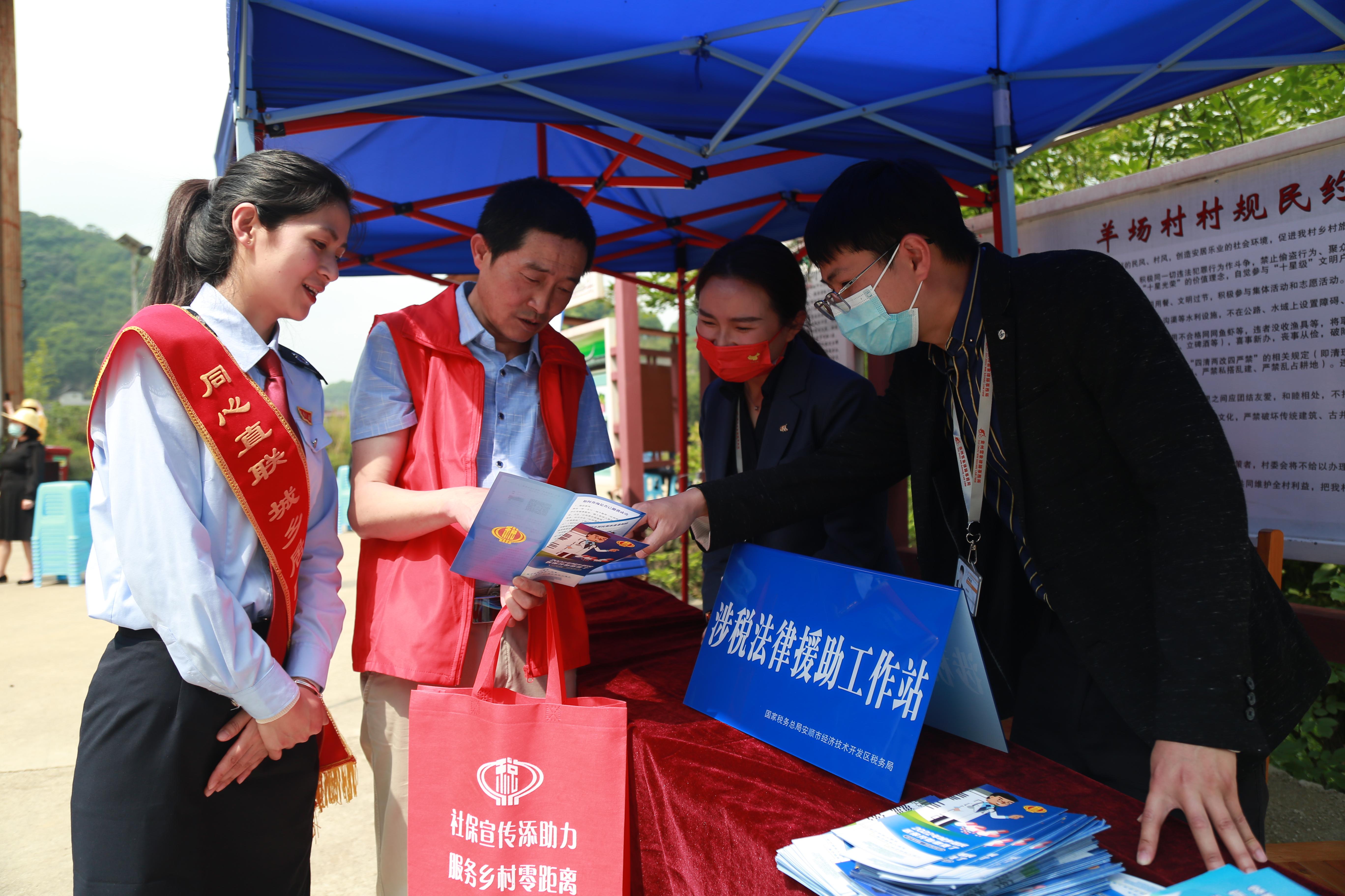 以青年稅務(wù)干部為主體，打造“鄉(xiāng)村振興助農(nóng)服務(wù)隊”，走進鄉(xiāng)村、農(nóng)業(yè)合作社提供發(fā)票代開指導(dǎo)、社保繳費宣傳、涉稅政策咨詢等稅費服務(wù)。.jpg